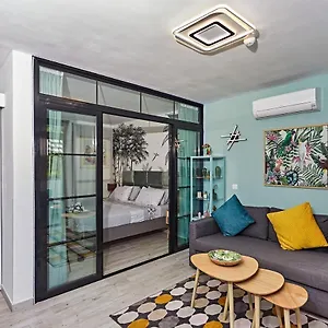 Parrot's House- Yumbo Center Playa del Ingles (Gran Canaria)
